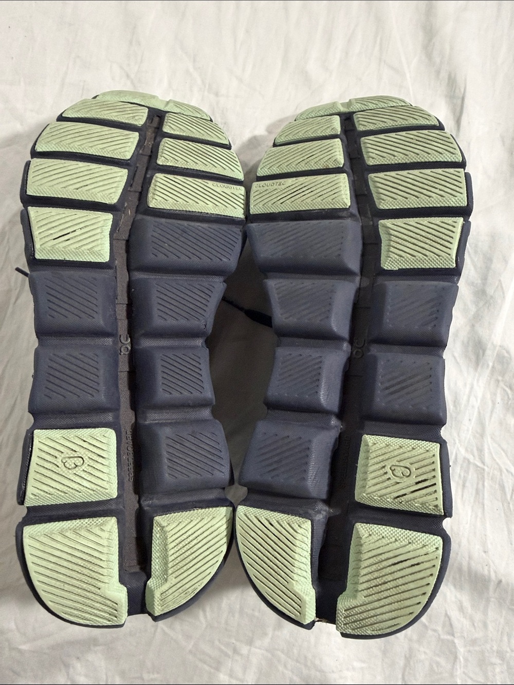On Running Women’s Cloud running shoes in slate blue with navy laces - Picture 4 of 6